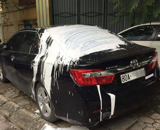 Xe Camry mau den bien 80A bi hat son trang xoa hinh anh