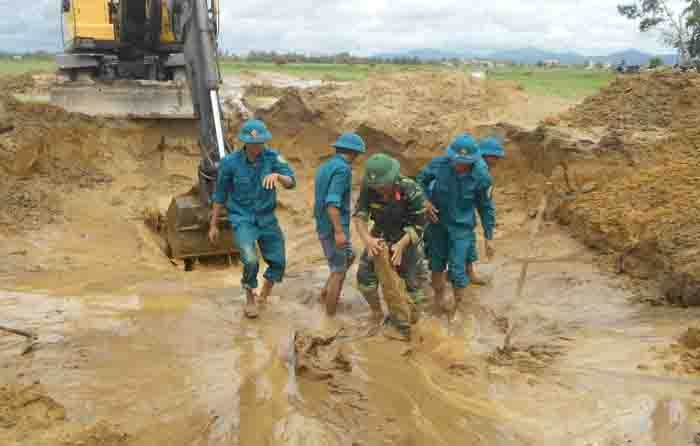 240 qua bom bi chua no nam duoi ruong lua hinh anh