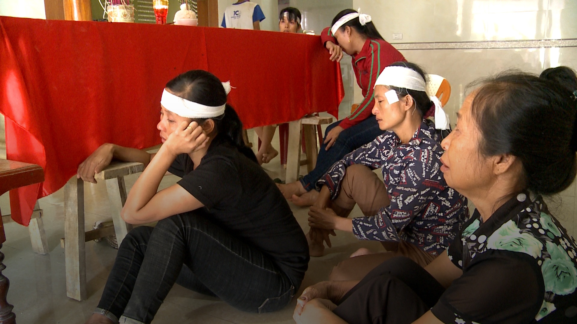 Noi dau nguoi than nhung lao dong tu vong trong vu no khi gas o Lao hinh anh