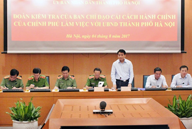 Chu tich Ha Noi: Van con can bo hach dich voi dan hinh anh