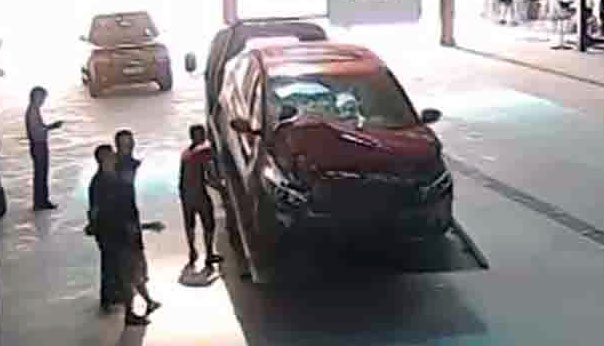 Nhan vien ngan hang lai xe tong chet be 7 tuoi roi bo tron hinh anh