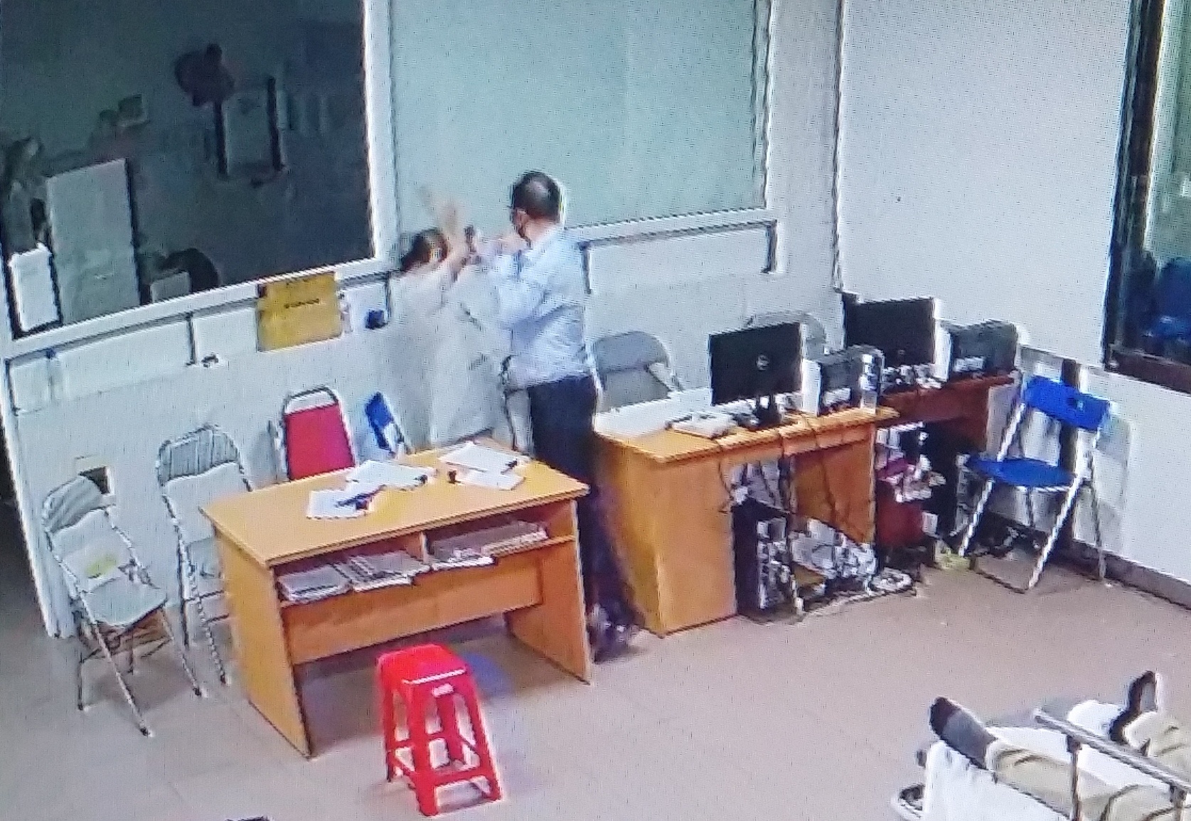 hành hung bác sĩ ảnh 1 hanh hung bac si anh 1