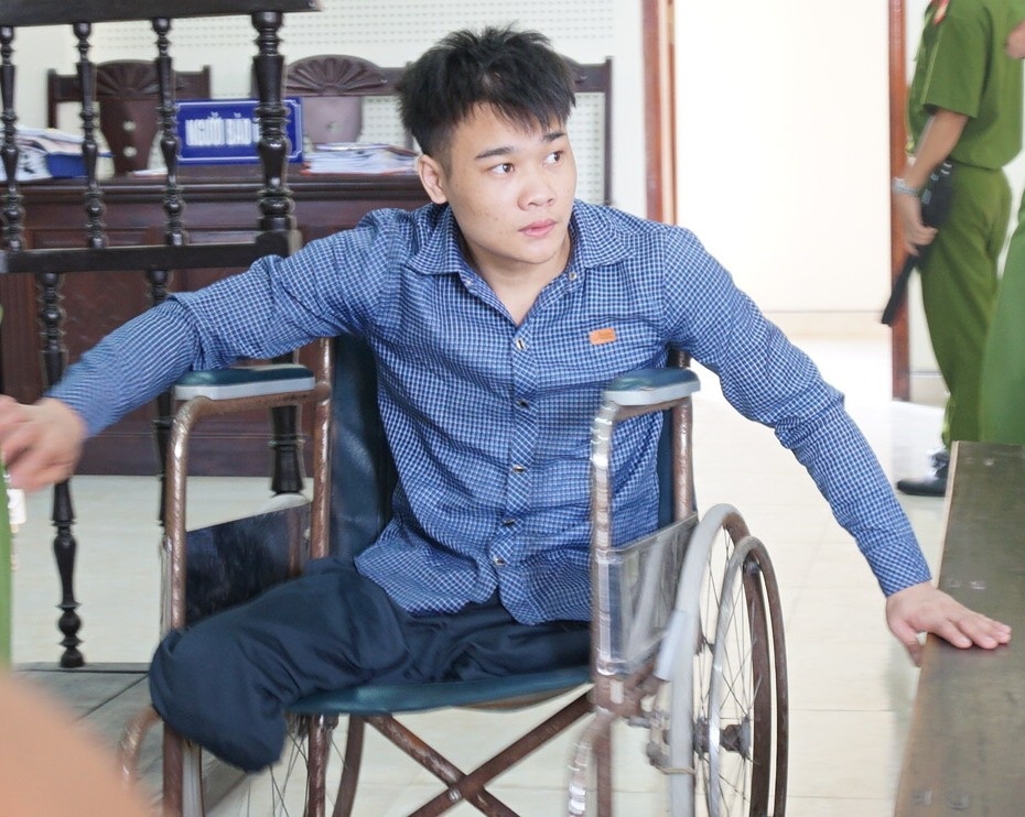 Y an 9X ngoi xe lan dam chet nguoi vi chiec den pha xe may hinh anh