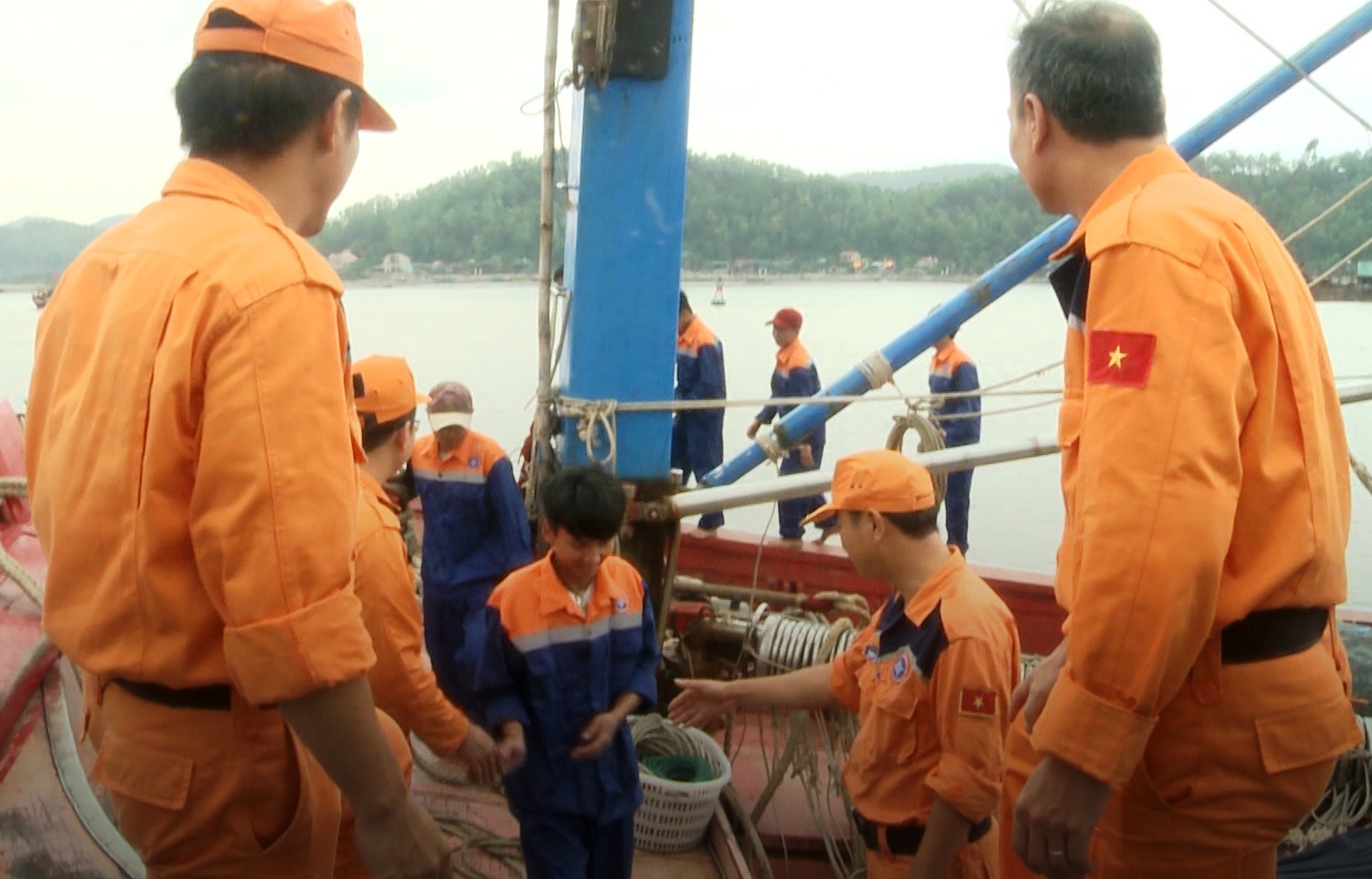 Thuyen truong noi ve tau ca gap nan hinh anh