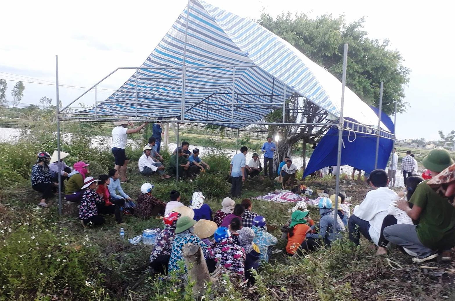 mẹ ôm hai con nhảy cầu tự vẫn ảnh 2 me om hai con nhay cau tu van anh 2
