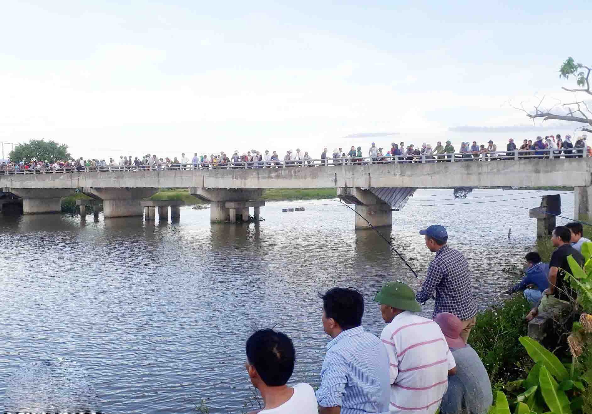 mẹ ôm hai con nhảy cầu tự vẫn ảnh 1 me om hai con nhay cau tu van anh 1