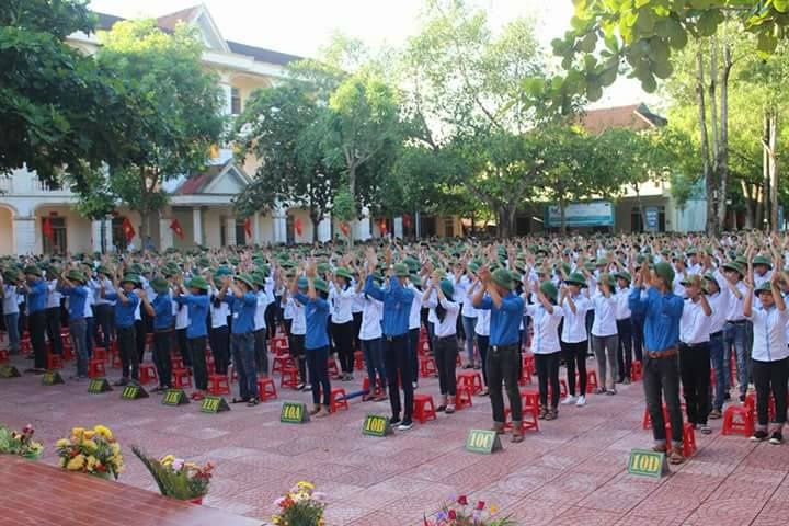 Hoc sinh doi mu coi khai giang nam hoc moi hinh anh