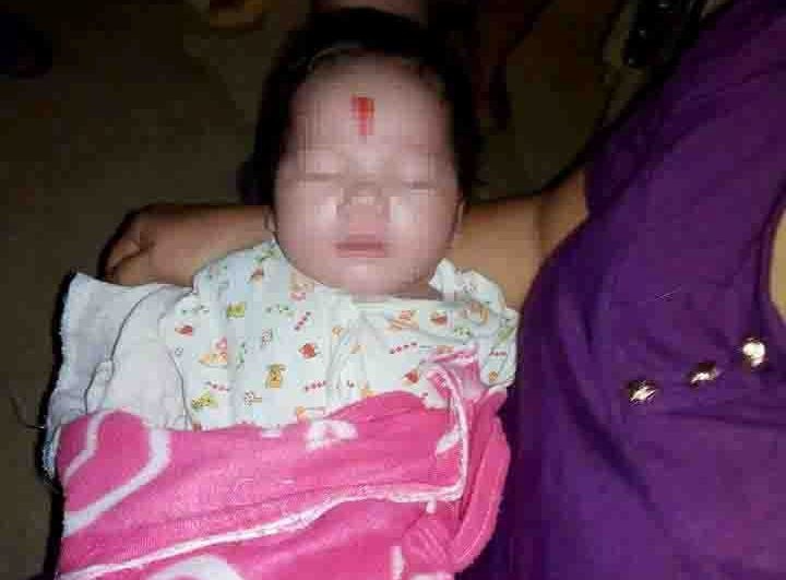 Be gai 3 thang tuoi bi bo roi cung buc thu trong gio xach hinh anh