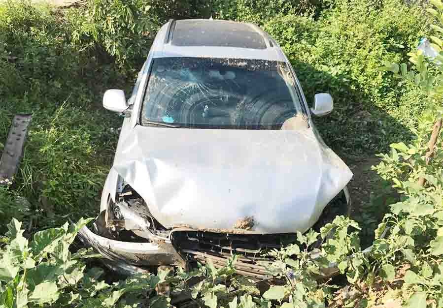 Xe Audi Q5 lao xuong ruong, 5 nguoi thoat chet hinh anh