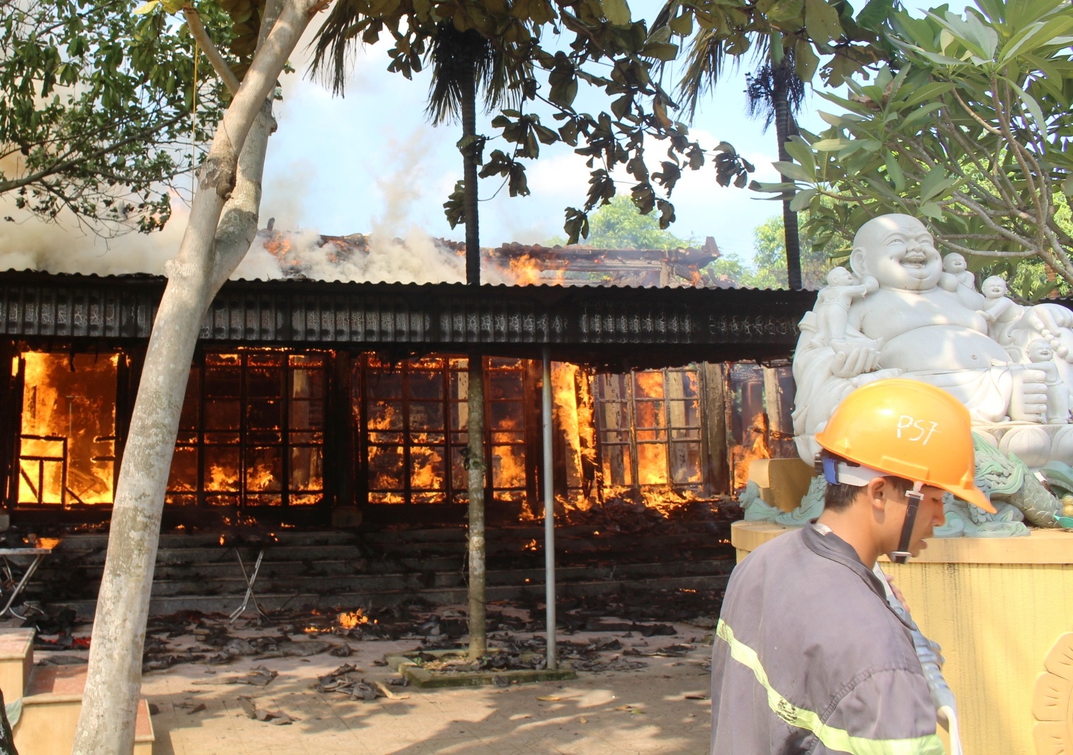 Lua thieu rui ngoi den co bang go lim o Nghe An hinh anh