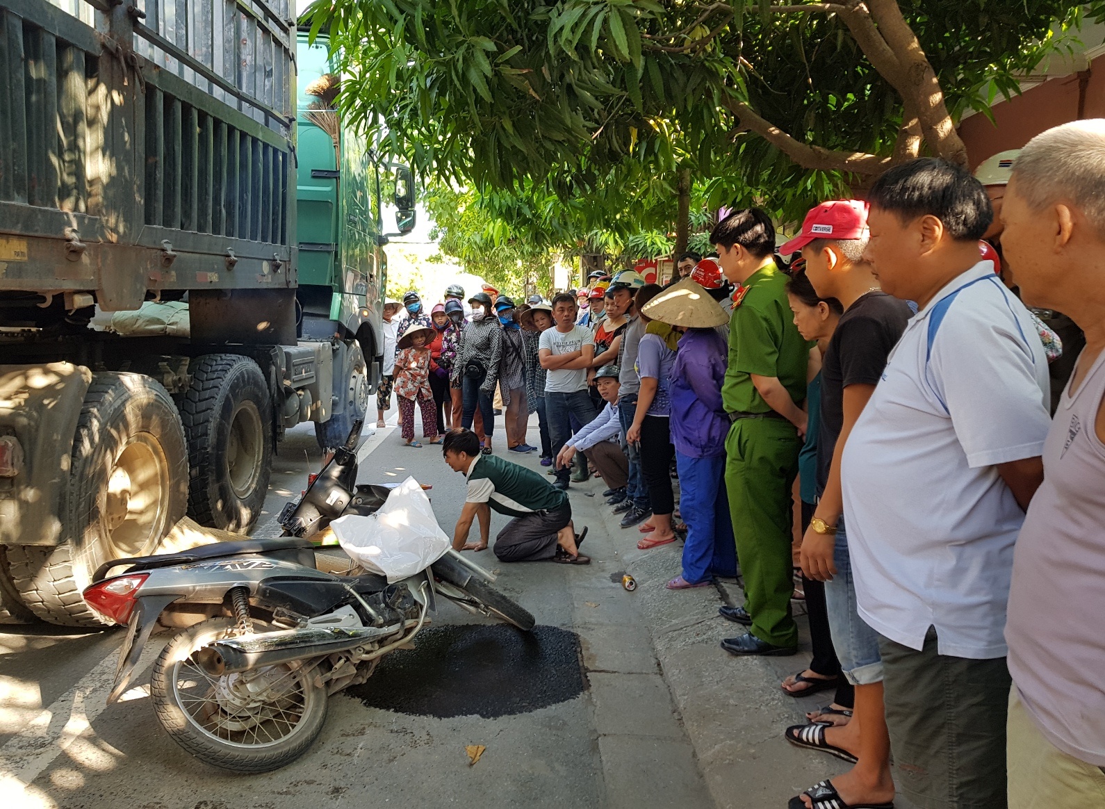 Thieu phu mang bau bi xe dau keo can qua nguoi hinh anh