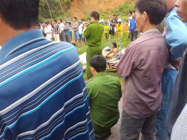 Hai nguoi o Nghe An bi dien giat chet sau bao so 10 hinh anh