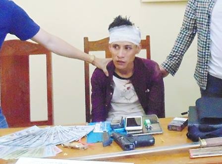 Ke van chuyen ma tuy dung sung ban tra canh sat hinh anh