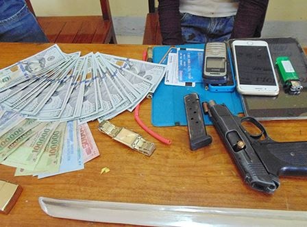 Dùng súng chống trả cảnh sát ảnh 2 Dung sung chong tra canh sat anh 2