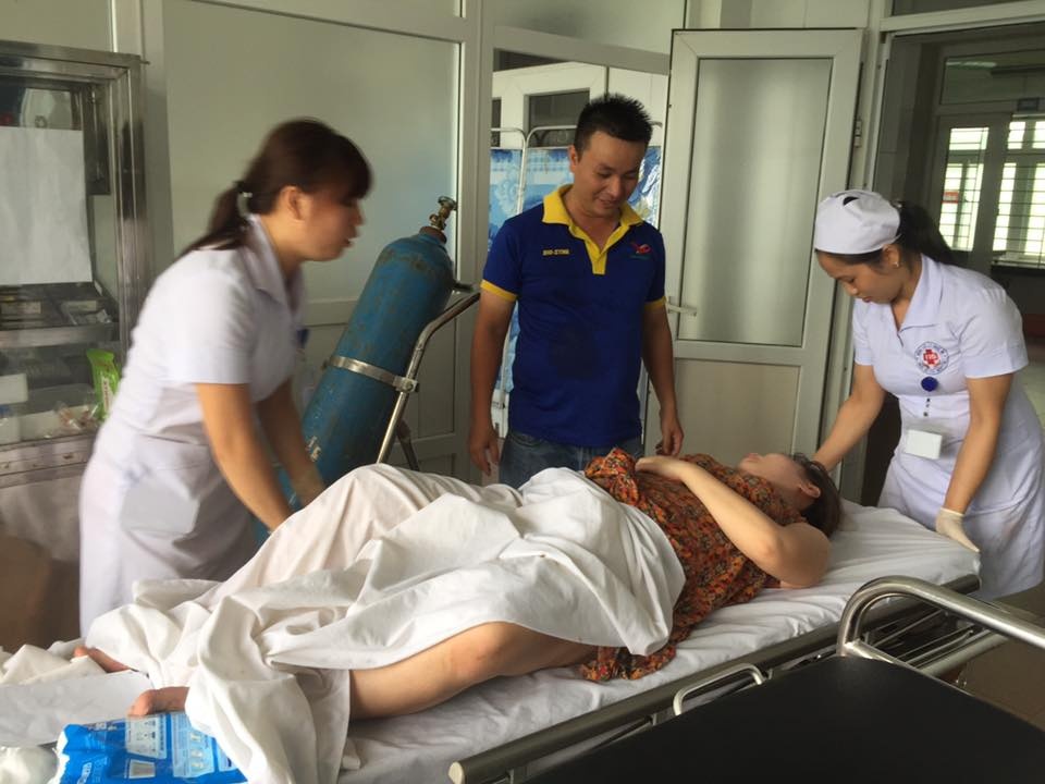 Chong do de cho vo tren taxi khi vua den cong benh vien hinh anh