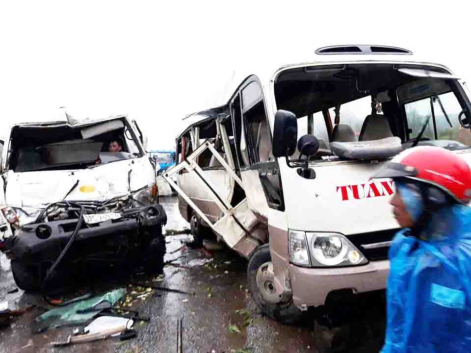 xe khách đâm xe bồn ảnh 1 xe khach dam xe bon anh 1