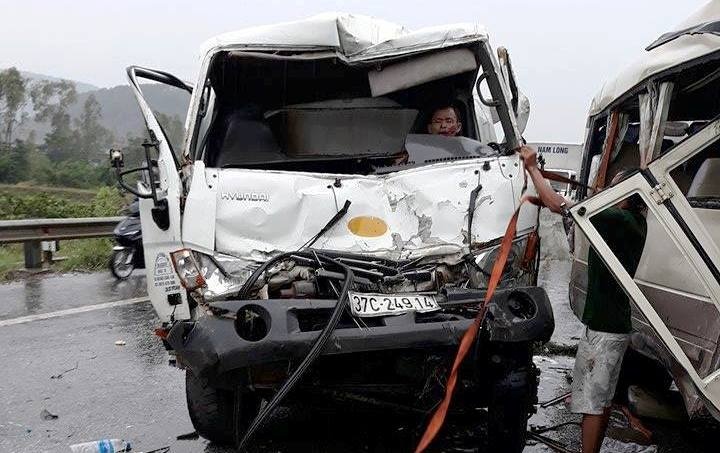 Xe khach lao qua dai phan cach dam xe bon, 4 nguoi nhap vien hinh anh