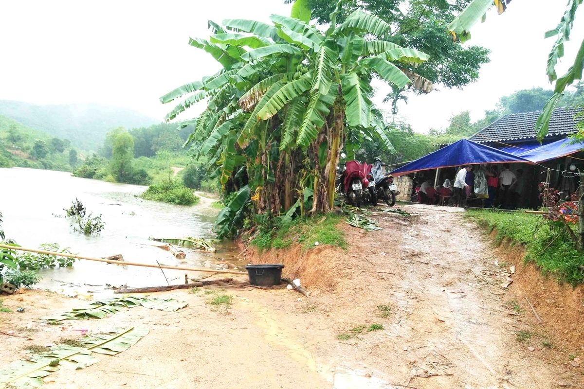 Nhat qua bong roi duoi song, hai hoc sinh duoi nuoc tu vong hinh anh