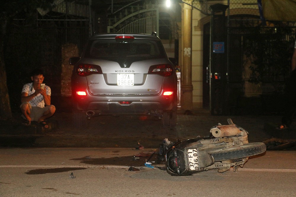 ôtô của Bí thư huyện va chạm với xe máy ảnh 1 oto cua Bi thu huyen va cham voi xe may anh 1