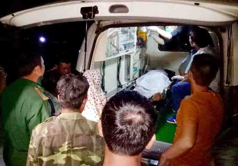 Do nham xang vao den dau gay chay nha, hai me con nguy kich hinh anh