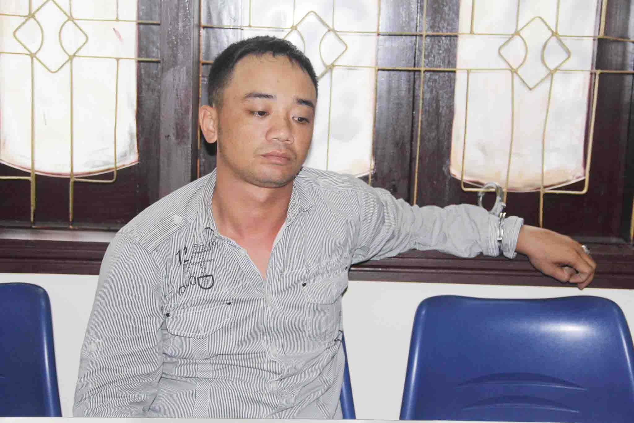 Nhung cu lua cua ke gia canh sat bi lat tay hinh anh