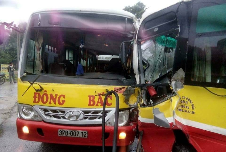 Xe buyt dau dau, tai xe mac ket trong cabin hinh anh