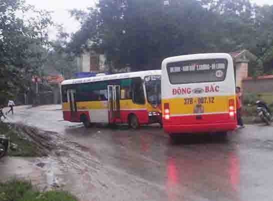 xe buýt đấu đầu ảnh 2 xe buyt dau dau anh 2