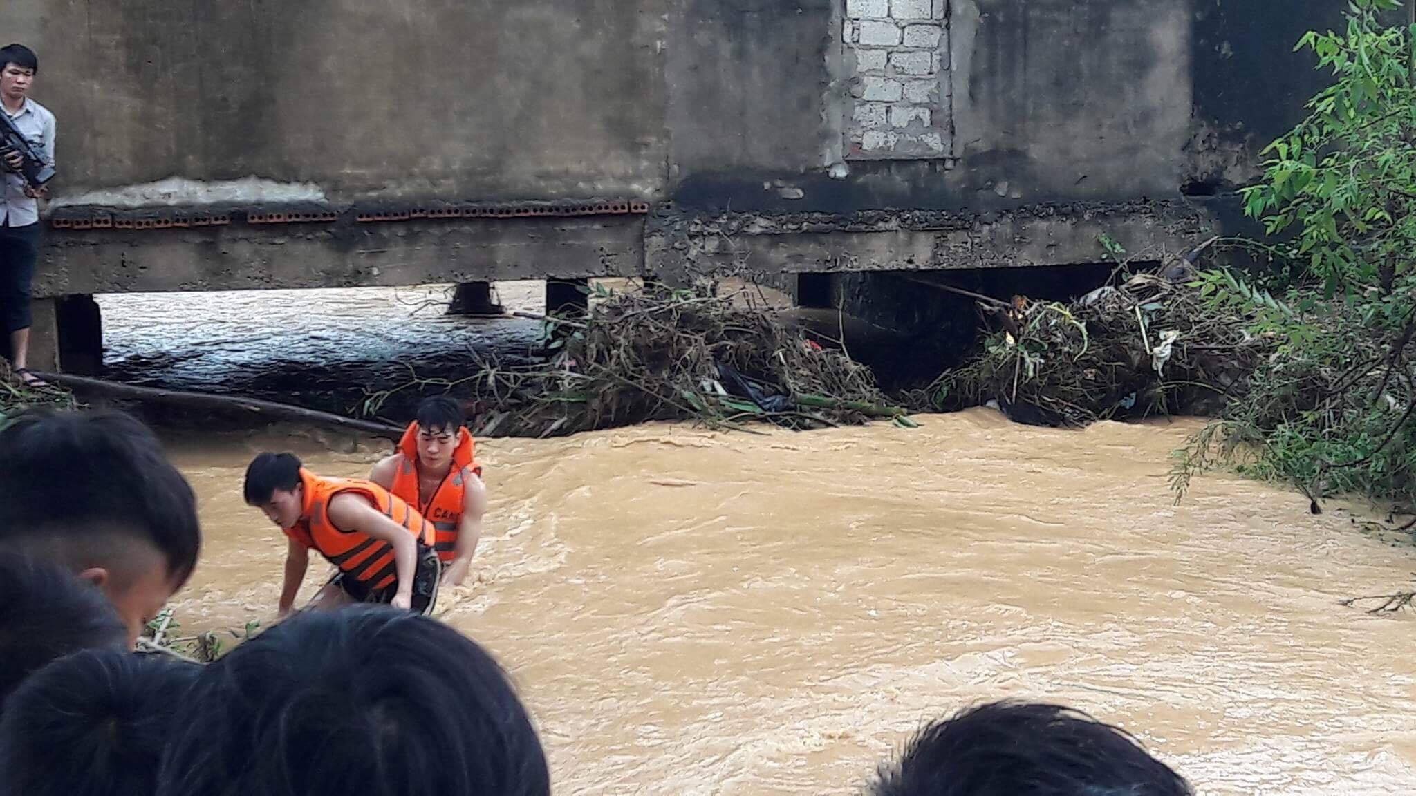 Hai nguoi o Nghe An bi nuoc cuon troi hinh anh