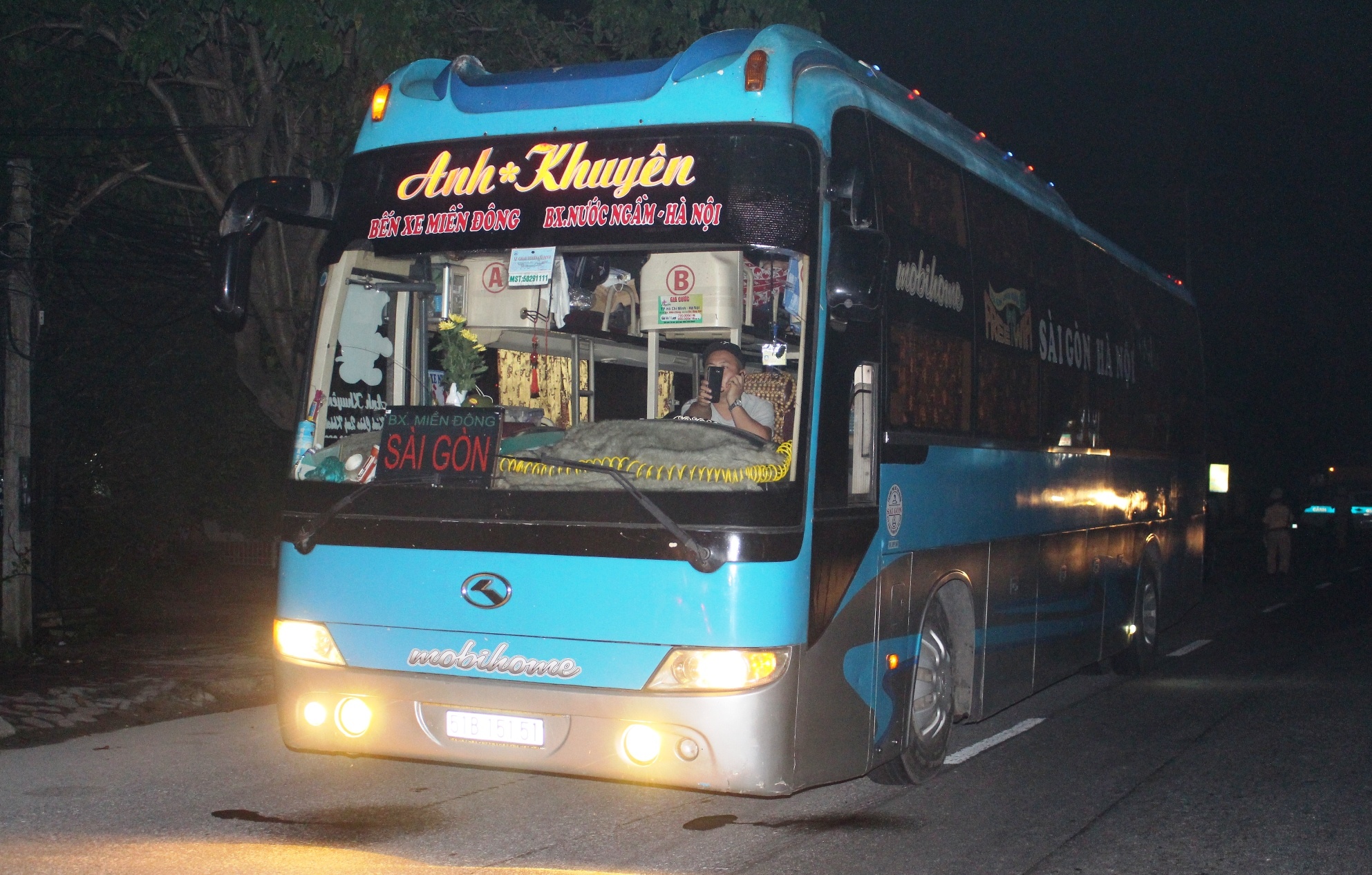 Tai xe co thu nhieu gio trong xe khach hinh anh