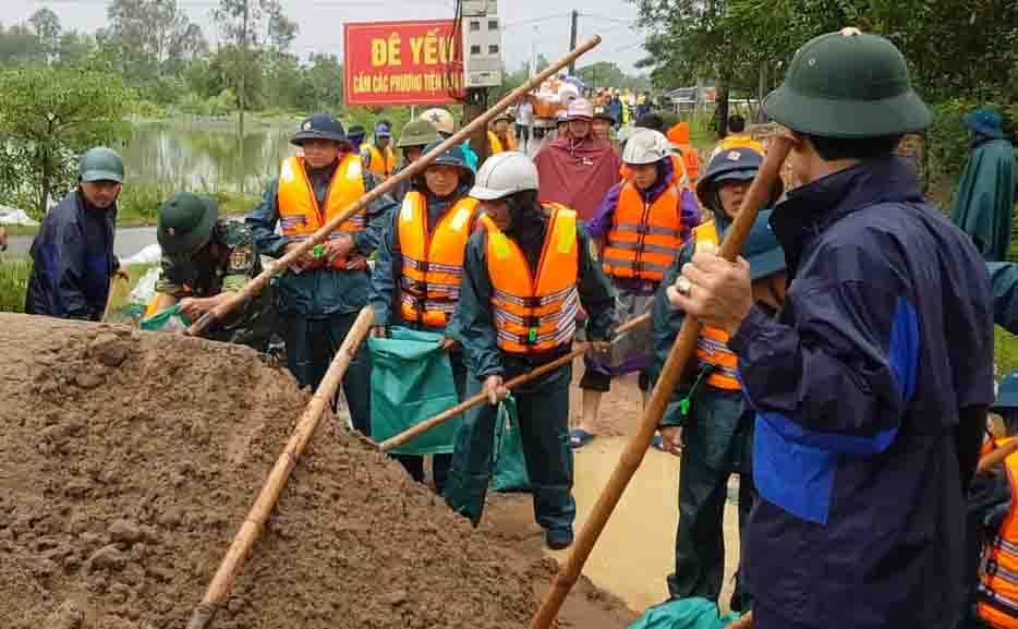 500 nguoi cuu de song Vinh co nguy co vo hinh anh