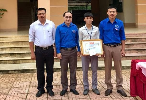 Tuyen duong nam sinh lao ra dong lu du cuu nguoi hinh anh