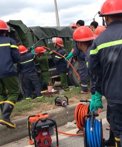 tai xe mac ket trong cabin anh 2