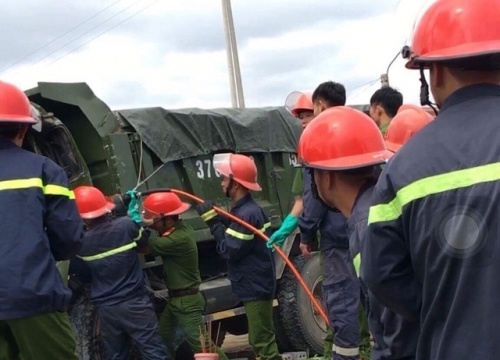 Dung may cat chuyen dung pha cua xe ben dua thi the tai xe gap nan hinh anh