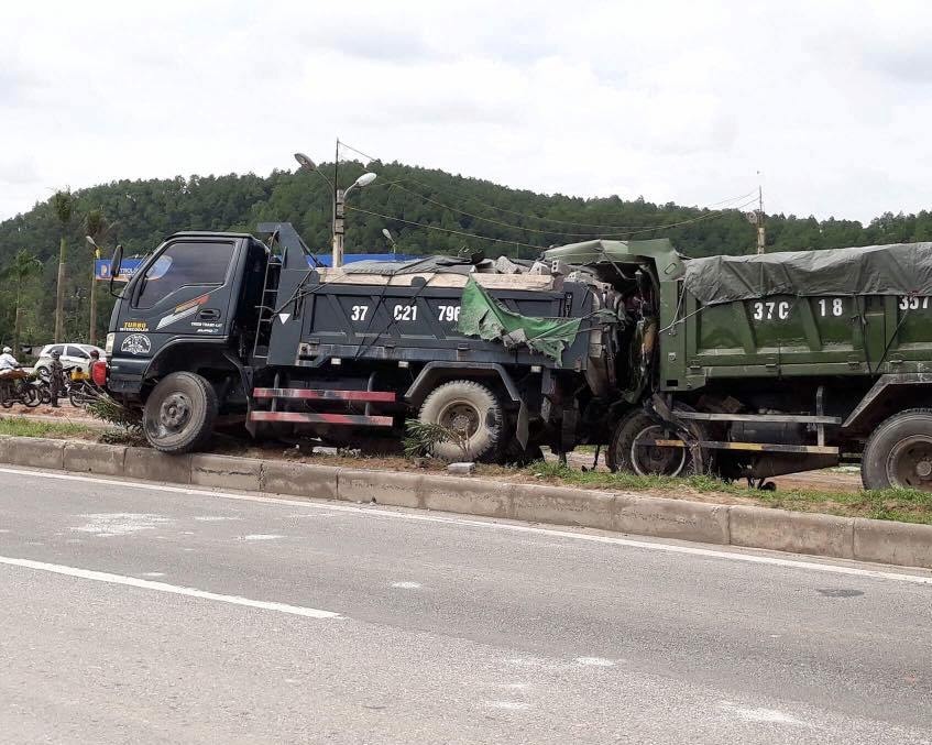 tai xe mac ket trong cabin anh 1