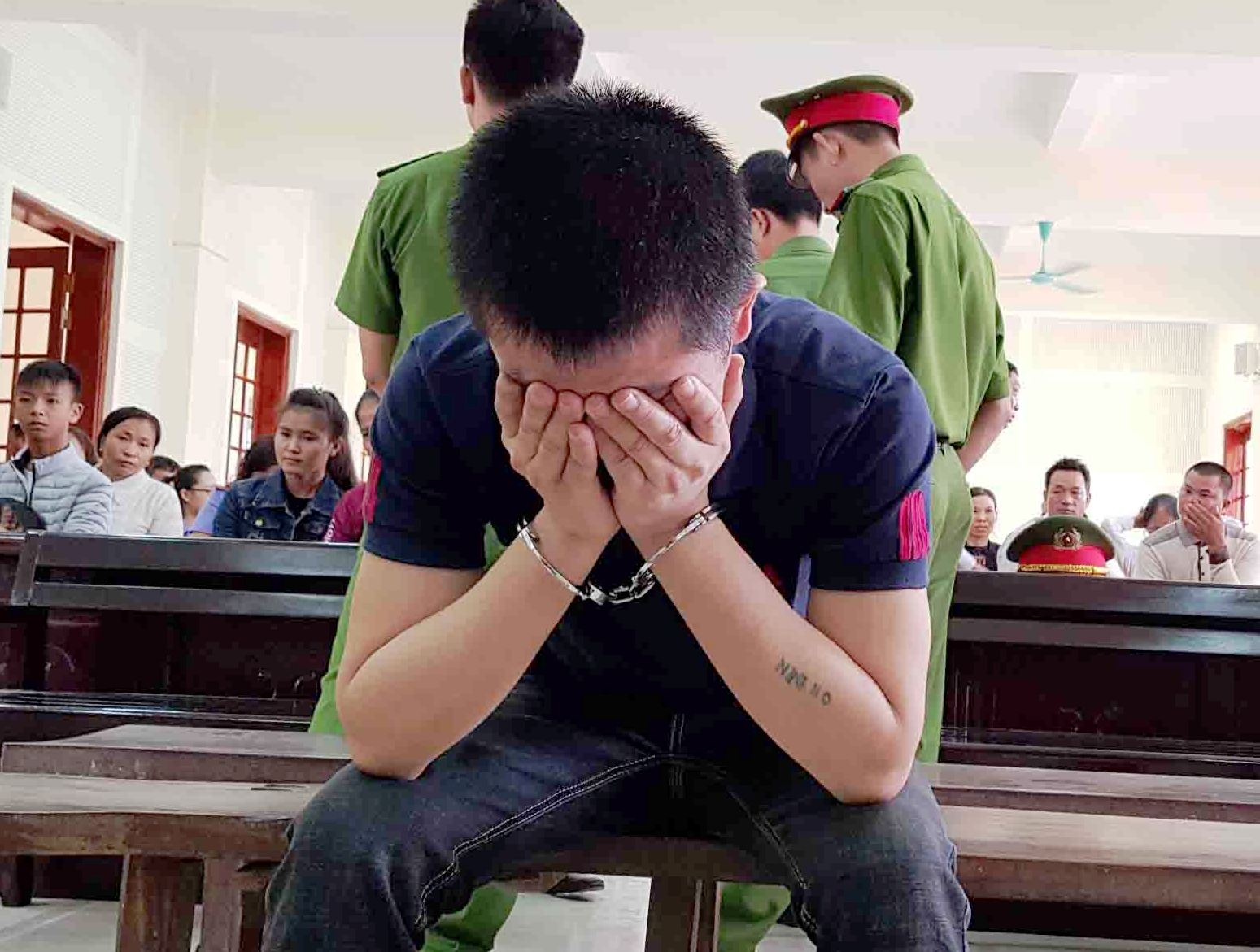 Tu hinh ke dung dao doat mang nguoi dua di mua trau hinh anh