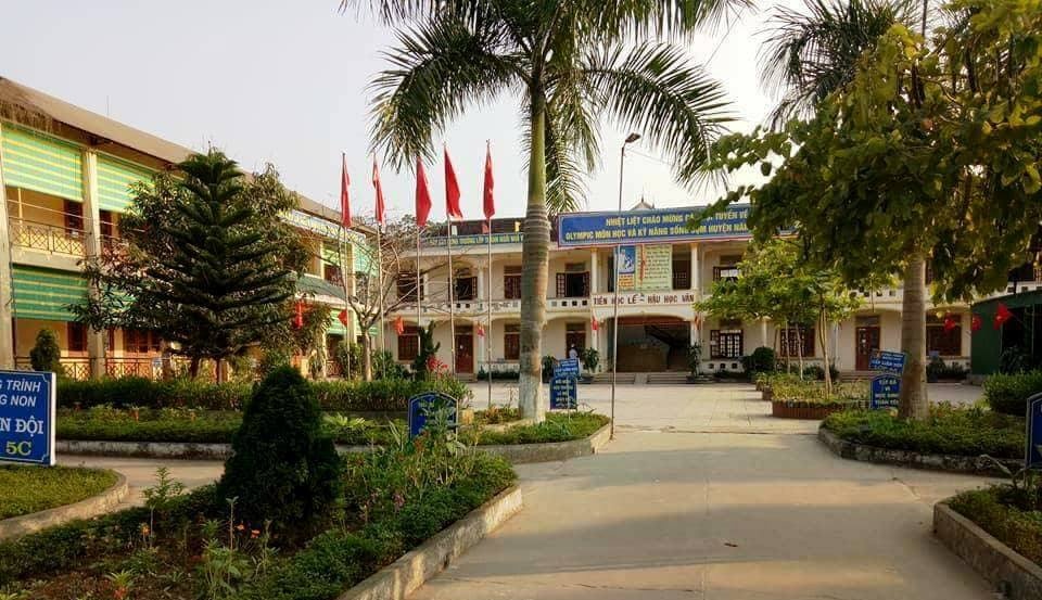 Phu huynh keo den truong gay su, danh hieu truong nhap vien hinh anh