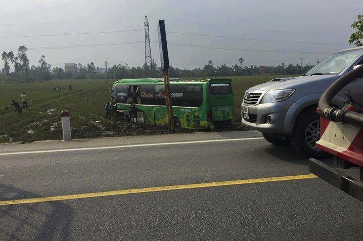 Xe khach dam xe tai anh 1