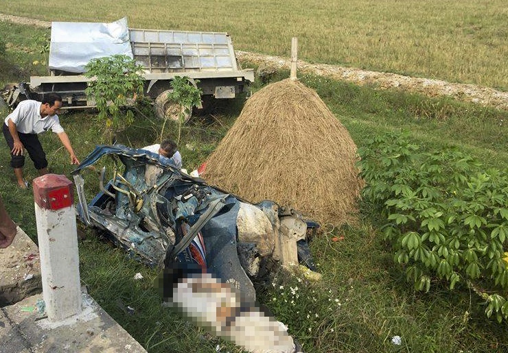 Tai xe tu vong trong buong lai sau vu 2 oto tong nhau hinh anh