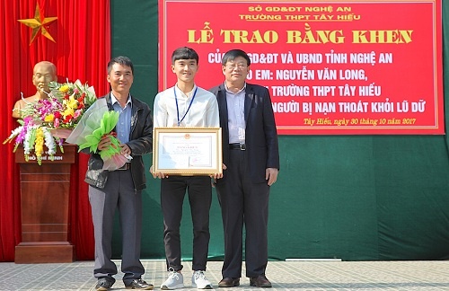 tuyên dương học sinh dũng cảm cứu người ảnh 1 tuyen duong hoc sinh dung cam cuu nguoi anh 1