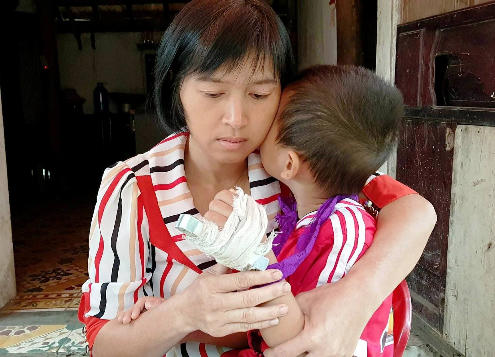 giáo viên bị tố đánh học sinh gãy ngón tay ảnh 1 giao vien bi to danh hoc sinh gay ngon tay anh 1