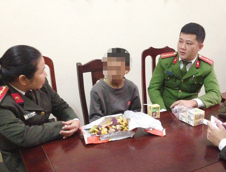 Be trai 12 tuoi dap xe tu Thanh Hoa vao Nghe An moi biet lac duong hinh anh