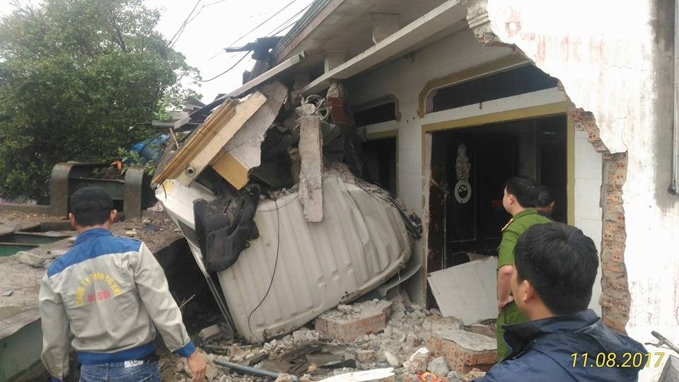 xe dau keo no lop dam vao tiem thuoc anh 2