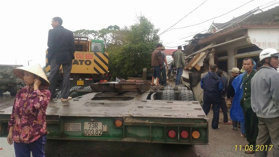 xe dau keo no lop dam vao tiem thuoc anh 1