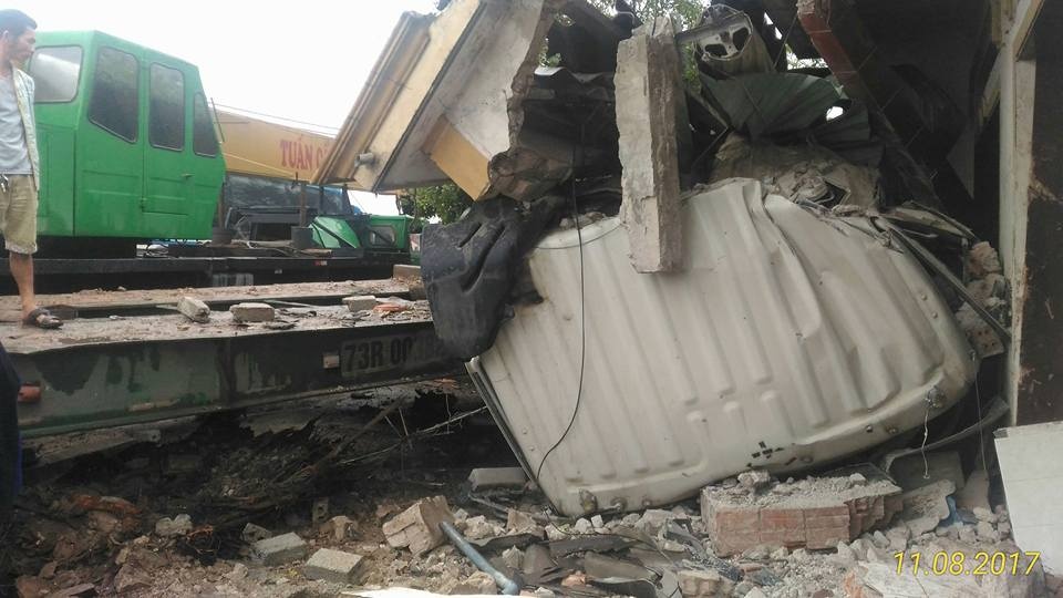Xe dau keo tong vao tiem thuoc dong y, tai xe mac ket trong cabin hinh anh