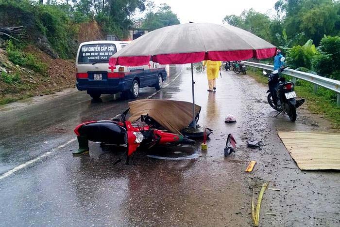 Hai xe may dau dau tren quoc lo, 3 nguoi tu vong hinh anh