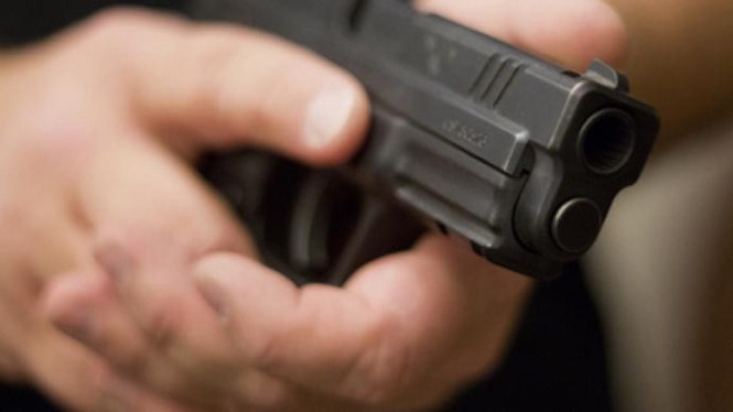 Chu tich xa trung hai phat dan ngay tai tru so hinh anh