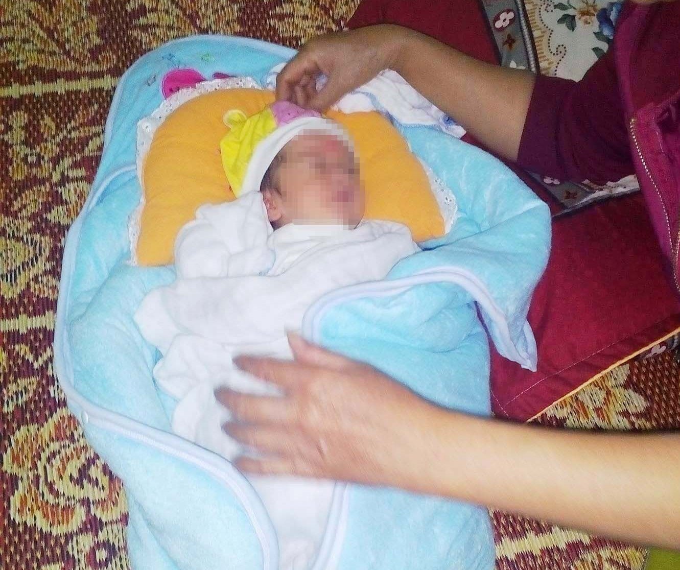 bé gái sơ sinh bị bỏ rơi bên đường ảnh 1 be gai so sinh bi bo roi ben duong anh 1