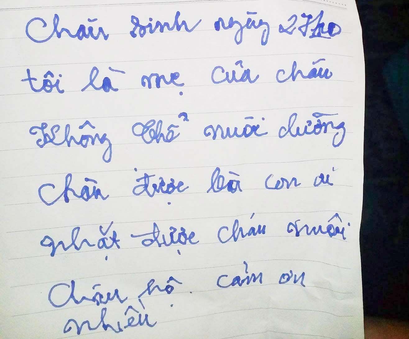 bé gái sơ sinh bị bỏ rơi bên đường ảnh 2 be gai so sinh bi bo roi ben duong anh 2