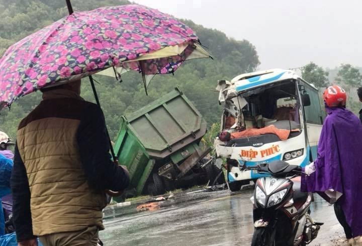 Xe dau keo mat lai dam vao xe khach, nhieu nguoi nhap vien cap cuu hinh anh