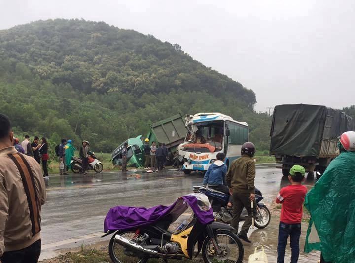 Nhieu nguoi bi thuong sau vu xe keo dam dau dau xe khach hinh anh